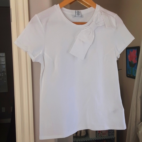 T Tahari White Crew Neck T-shirt with Bow on Collar | New! Size Small - Picture 2 of 15